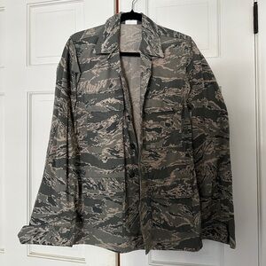 Men’s Air Force e camouflage jacketed. Size 34L